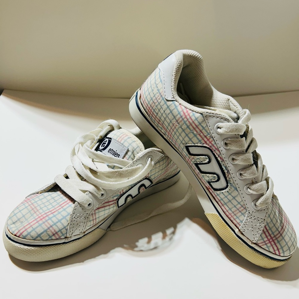 Etnies Women’s Sneakers - White with pink and blue Pastel Plaid.size W6
